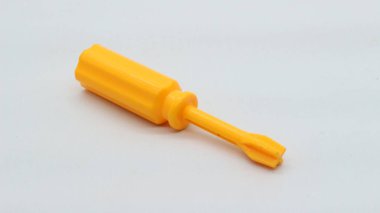 Beyaz arka planda izole tornavida oyuncak