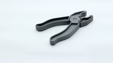 Beyaz arkaplanda plastik oyuncak pense izole edilmiş.