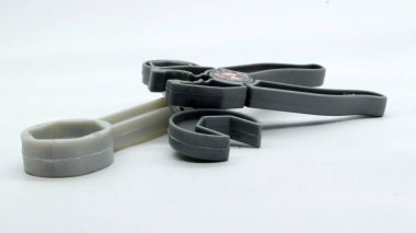 Plastik oyuncak anahtar ve pense beyaz arka planda izole edilmiş.