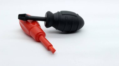 Beyaz arkaplanda izole edilmiş tornavida oyuncakları koleksiyonu