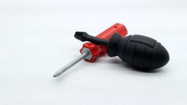 Beyaz arkaplanda izole edilmiş tornavida oyuncakları koleksiyonu