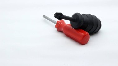 Beyaz arkaplanda izole edilmiş tornavida oyuncakları koleksiyonu