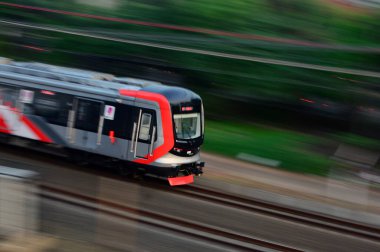 Demiryollarından geçen Endonezya trenlerinin estetik görüntüsü