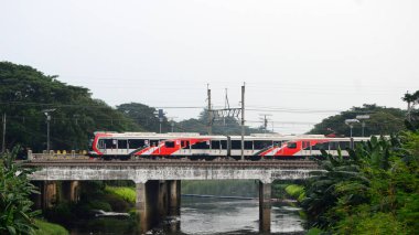 Demiryollarından geçen Endonezya trenlerinin estetik görüntüsü