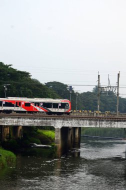 Demiryollarından geçen Endonezya trenlerinin estetik görüntüsü