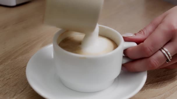 Forró Tejet Kevertek Kávéfőzőbe Friss Őrölt Kávét Csinálok Tejjel Cappuccino — Stock videók