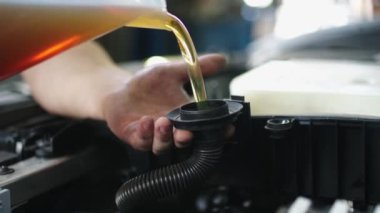 Motora yeni motor yağı döküldü. Arabanın teknik sıvılarının değiştirilmesi.