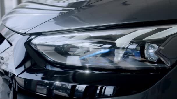 나간다 Led 렌즈가 현대식 자동차의 헤드라이트에서 카메라 안으로 비추는 — 비디오