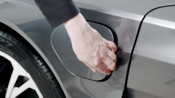 Γυναίκα Χέρι Εισάγει Συνδετήρα Δύναμης Στο Αυτοκίνητο Αγνώριστο Άτομο Που — Αρχείο Βίντεο