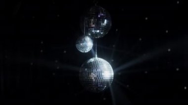 Yansıyan Işınlar Dönüşümlü Disko Topu. Beyaz ışıkta ayna disko topu. Siyah arka planda izole disko topu. Yakın plan. Ayna topu içeride dönüyor. Performans. Işıkların yansıması