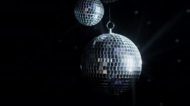 Yansıyan Işınlar Dönüşümlü Disko Topu. Beyaz ışıkta ayna disko topu. Siyah arka planda izole disko topu. Yakın plan. Ayna topu içeride dönüyor. Performans. Işıkların yansıması