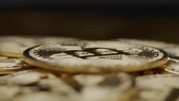 Bitcoin Χρυσά Νομίσματα Που Βρίσκονται Στο Τραπέζι Κλείσε Bitcoin Crypto — Αρχείο Βίντεο