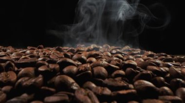 Kahve tohumlarını kapat. Kokulu kahve çekirdekleri kavrulmuş dumandır. Kahve çekirdeklerinden gelir..