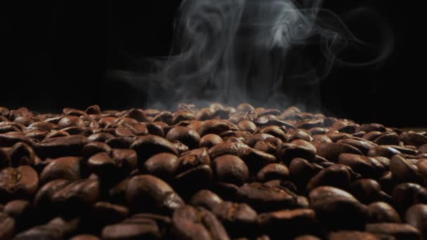 Zbliżenie Nasion Kawy Pachnące Ziarna Kawy Palone Dym Pochodzi Ziaren — Wideo stockowe