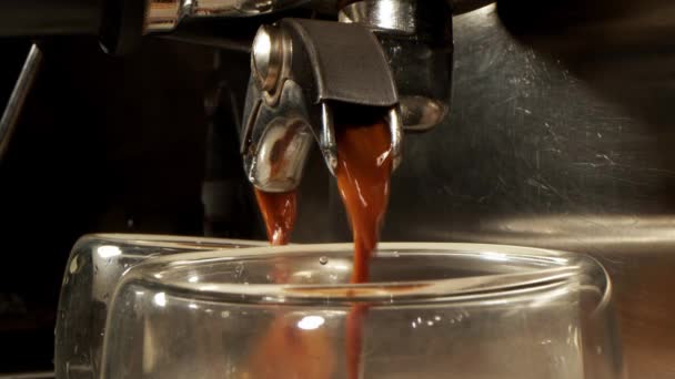 Een Koffiejet Van Een Professionele Machine Een Beker Gieten Een — Stockvideo