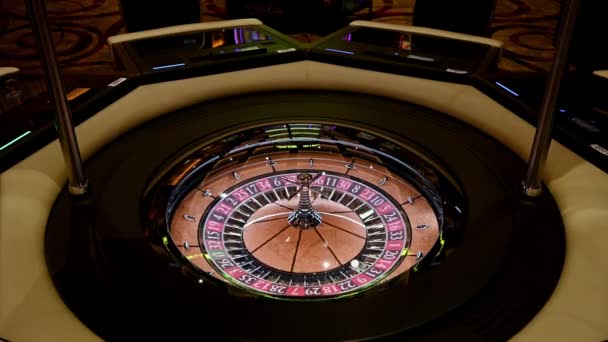 カジノだ ルーレットはカジノで回転します ギャンブルの確立ルーレットとゲームテーブル ジャックポットを獲得する興奮 滑らかなスピンルーレットホイールのマクロショット 赤と黒の賭け — ストック動画