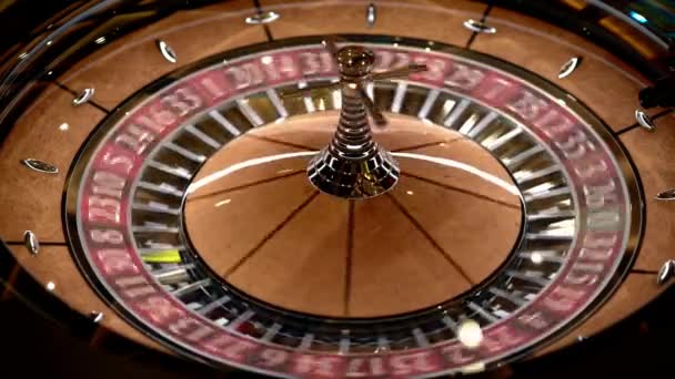 カジノだ ルーレットはカジノで回転します ギャンブルの確立ルーレットとゲームテーブル ジャックポットを獲得する興奮 滑らかなスピンルーレットホイールのマクロショット 赤と黒の賭け — ストック動画