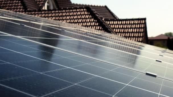 在房子前面的太阳能电池板的特写 光伏发电厂太阳能电池板的景观 可持续资源概念 — 图库视频影像
