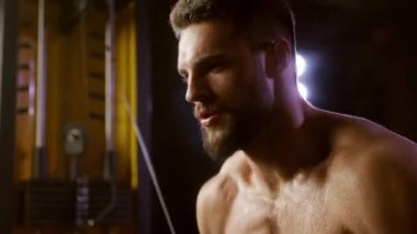 Çoklu spor salonu egzersizi. Göğüs Antremanı İndirme Makinesi. Spor Eğlencesi Vücut Geliştirme Ağırlık Kaldırma. Fitness Spor Salonu 'nda. Kablolu Triceps İtme. Spor Salonu Çekme Makinesinde Ağırlık Kaldırma Egzersizi