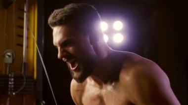 Çoklu spor salonu egzersizi. Göğüs Antremanı İndirme Makinesi. Spor Eğlencesi Vücut Geliştirme Ağırlık Kaldırma. Fitness Spor Salonu 'nda. Kablolu Triceps İtme. Spor Salonu Çekme Makinesinde Ağırlık Kaldırma Egzersizi