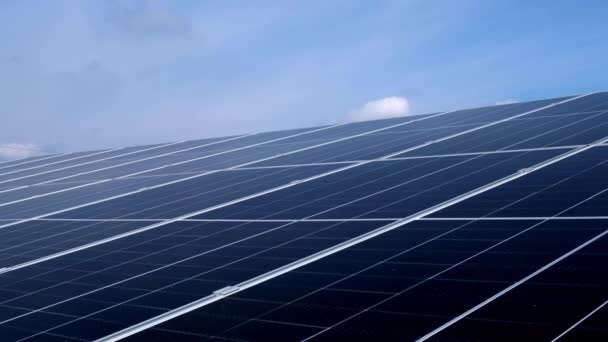 Крупный План Солнечных Батарей Перед Домом Пейзаж Солнечных Панелей Фотоэлектрической — стоковое видео