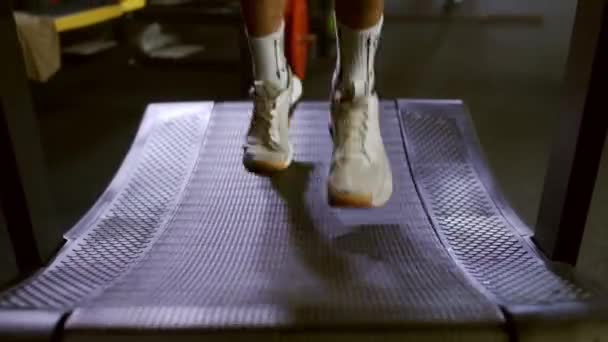 Κοντινά Αθλητικά Πόδια Τρέχουν Διάδρομο Γυμναστικής Γυμναστήριο Μπροστά Όψη Των — Αρχείο Βίντεο