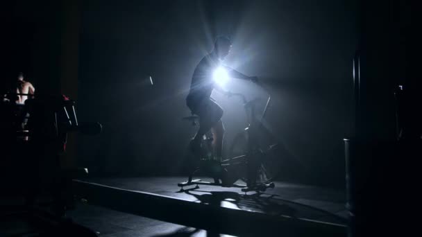 Hombre Activo Haciendo Girar Una Bicicleta Aire Gimnasio Entrenamiento Bicicleta — Vídeos de Stock