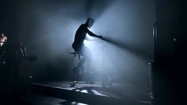 Aktiv Man Som Snurrar Luftcykel Gymmet Luftcykelträning Slow Motion Aggressivt — Stockvideo