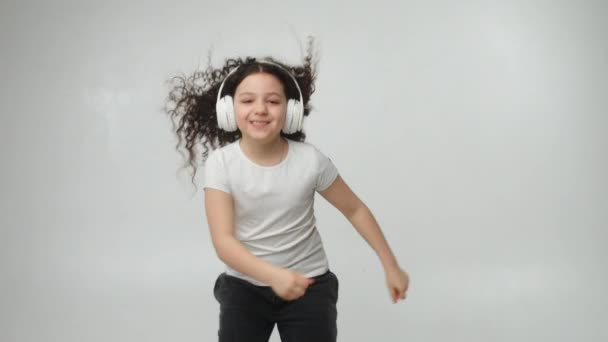 Uma Menina Encaracolada Encantadora Com Sorriso Encantador Escuta Música Fones — Vídeo de Stock