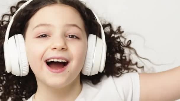 Glad Søde Kærlig Adopteret Lille Pige Kramme Pleje Forælder Mor – Stock-video