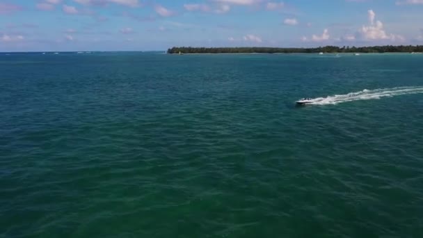 Luxurious Yachts Anchored Blue Azure Lagoon Tropical Islands Resorts Bungalows — Stock videók