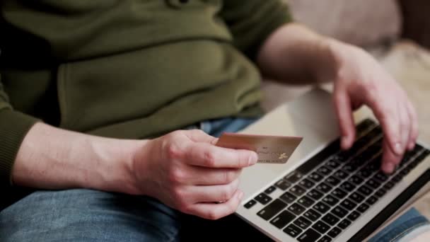 Online Nákupy Platba Nákupy Kreditní Kartou Notebookem Moderní Chlap Sedící — Stock video