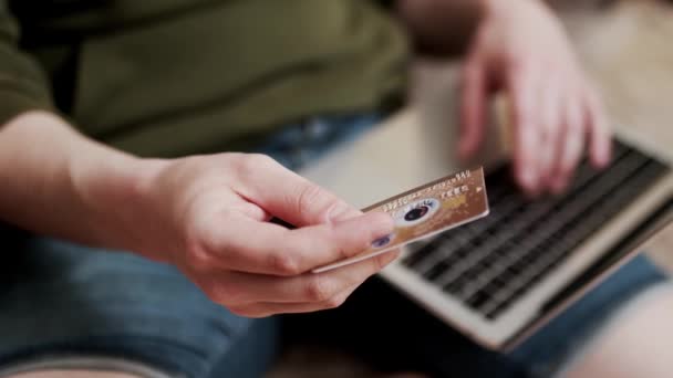 Compras Line Pagamento Compras Por Cartão Crédito Laptop Cara Moderno — Vídeo de Stock