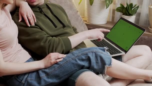 Ευτυχισμένο Νεαρό Ζευγάρι Κάθονται Laptop Μιλάει Κάνοντας Αγορές Στο Διαδίκτυο — Αρχείο Βίντεο