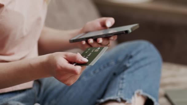 Akıllı Telefon Kredi Kartı Tutan Evde Online Alışveriş Yapan Kadınları — Stok video
