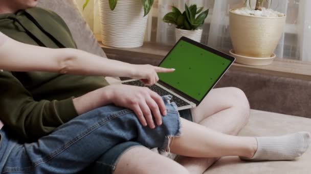 Feliz Jovem Casal Sentar Com Laptop Falando Fazendo Compras Internet — Vídeo de Stock