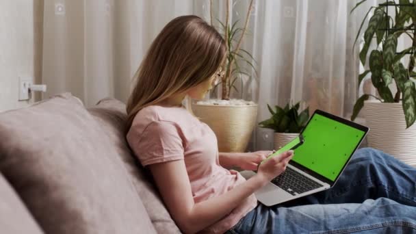 Woman Uses Green Smartphone Screen Chromakey Laptop Close Shot Woman — Vídeos de Stock