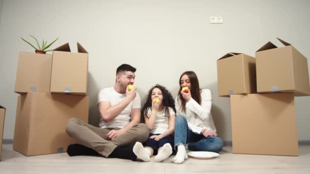 Σπίτι Κίνηση Έννοια Ευτυχισμένη Οικογένεια Κάθεται Στο Πάτωμα Στο Νέο — Αρχείο Βίντεο