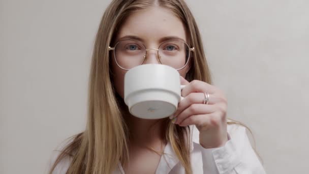 Привлекательная Мирная Мечтательная Женщина Держащая Чашку Чая Наслаждается Своим Любимым — стоковое видео