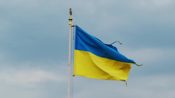Langzame Beweging Van Oekraïne Vlag Zwaaien Achtergrond Hemel Blauw Geel — Stockvideo