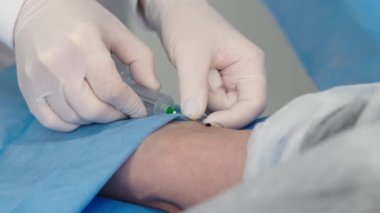 Laboratuvar çalışanı doktor analiz için kan örneği alıyor, el taraması. Laboratuvarda kan örnekleri aldım. PRP terapi prosedüründen önce kozmetoloji kliniğinde kan almak