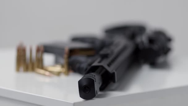 Siyah Demirden Modern Ordu Makineli Tüfek Fişekler Beyaz Arka Planda — Stok video