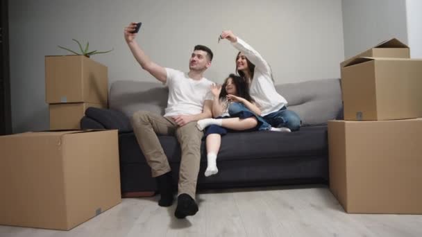Família Conversando Com Amigos Familiares Line Telefone Móvel Novo Apartamento — Vídeo de Stock