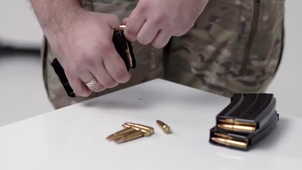 Ein Mann Großaufnahme Der Einen Maschinengewehrclip Mit Munition Lädt Vorbereitung — Stockvideo