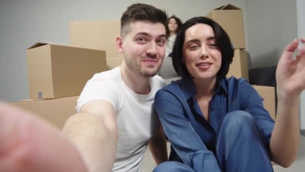 Karton Kutuların Önünde Mutlu Bir Aile Selfie Çekiyor Yeni Evinde — Stok video