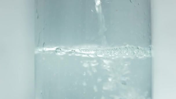 Tiszta Víz Öntött Üvegbe Szekrény — Stock videók
