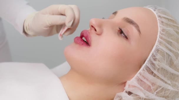 Närbild Kvinnliga Läppar Kirurg Injicerar Försiktigt Och Långsamt Hyaluronsyra Kvinnans — Stockvideo