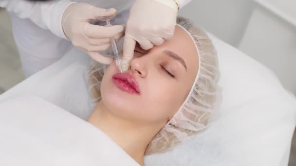 Close Female Lips Surgeon Medical Gloves Carefully Slowly Injects Hyaluronic — Stockvideo
