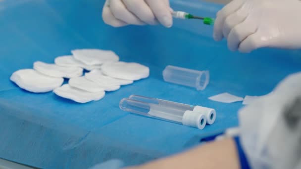 Laboratorio Médico Trabajador Toma Una Muestra Sangre Para Análisis Primer — Vídeo de stock