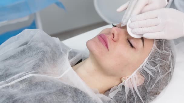 Cosmetologist Applying Cream Anesthesia Patient Face Skin Biorevitalization Procedure Woman — Stok video